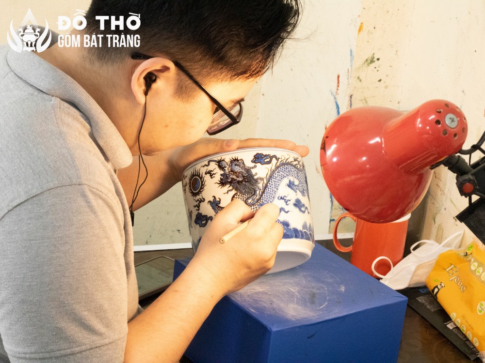 Vẽ họa tiết thủ công lên đồ thờ Bát Tràng