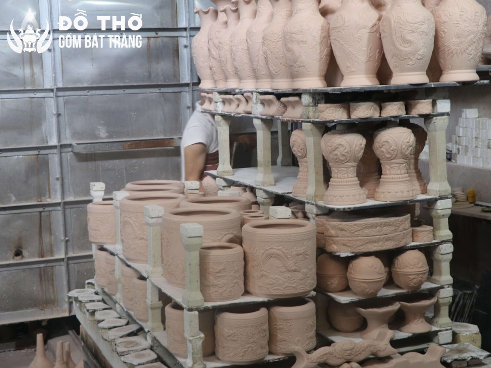 Đồ thờ được đưa vào lò nung